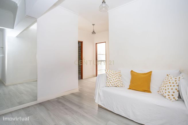 Apartamento T1+1 em Amadora com Elevador-2