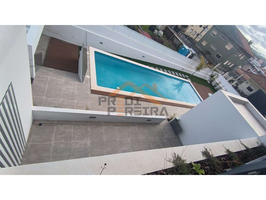 Moradia T4 em condomínio privado com piscina, no Fanqueiro em Loures-25