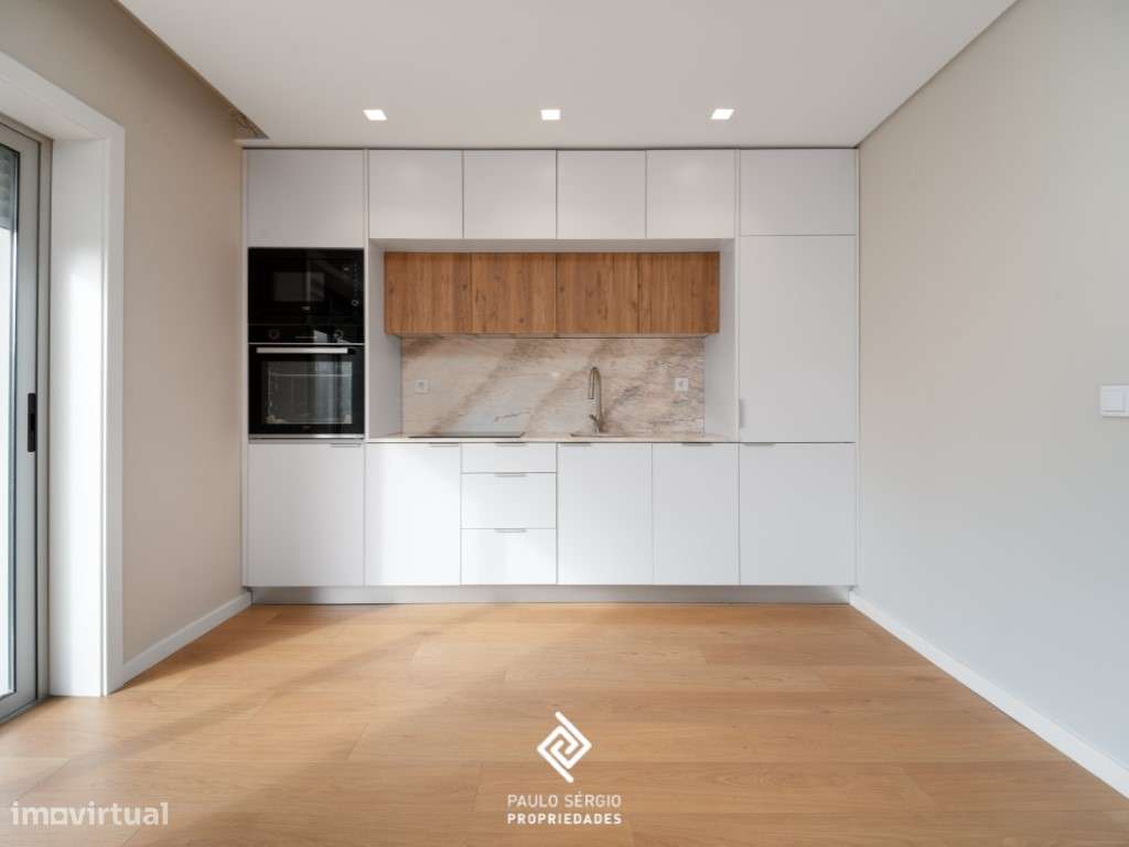 Arrenda-se apt T3 com 3 suites e varandas no Centro de Espinho. - Grande imagem: 4/17