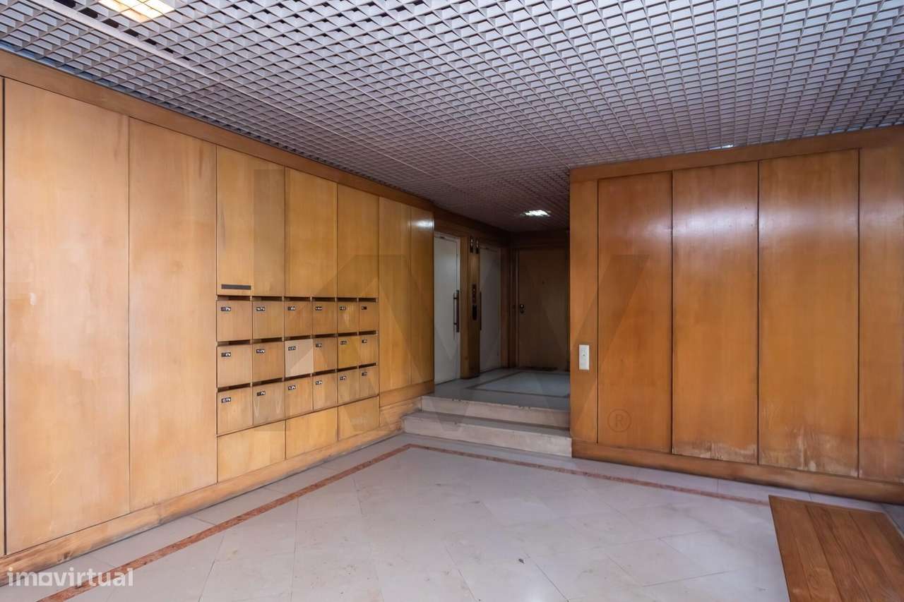 Apartamento T3 Renovado no Condomínio Torres de Lisboa | Laranjeiras S-47