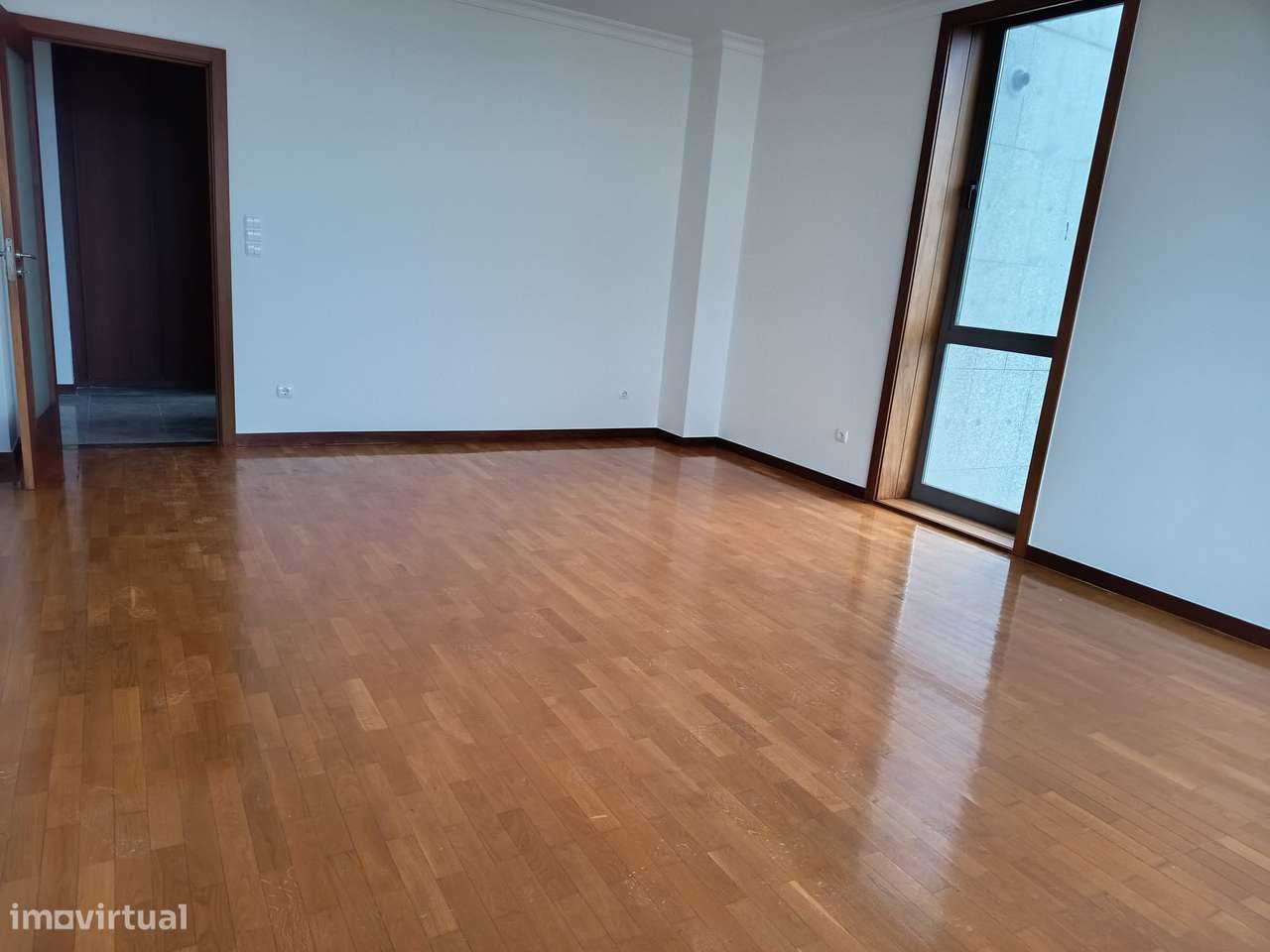 Magnífico T2, com 2 lugares de garagem, junto ao Mira Maia Shopping-9