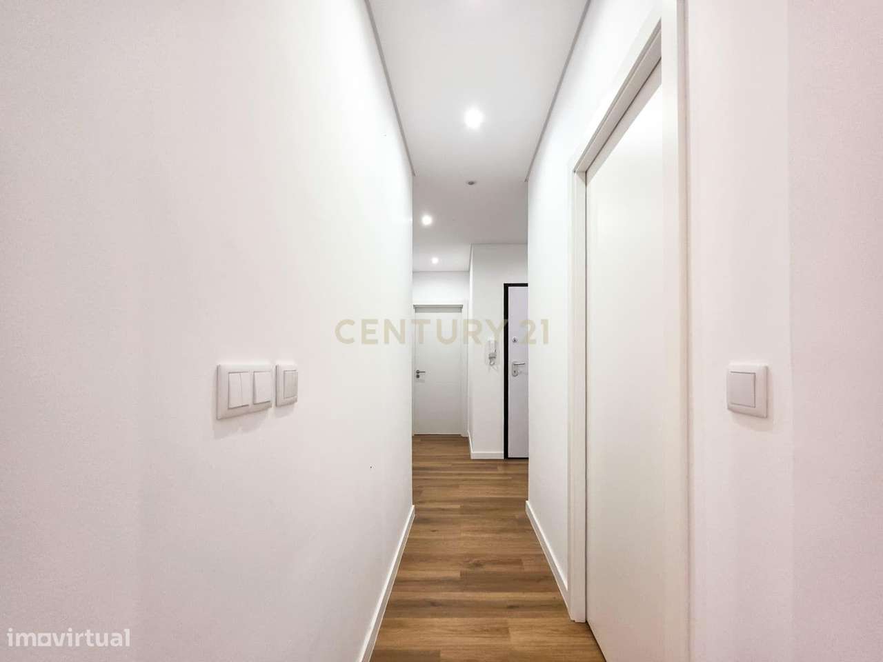 Apartamento Renovado em Setúbal com Vista para a Cidade-32