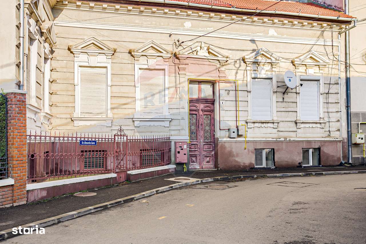 Apartament 4 camere spațioase,  curte,  zona Piata Catedralei - Imagine principală: 2/20