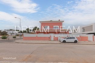 Moradia isolada T4 com área de 283,00 m2  em lote de terreno com 572 m - Grande imagem: 3/60