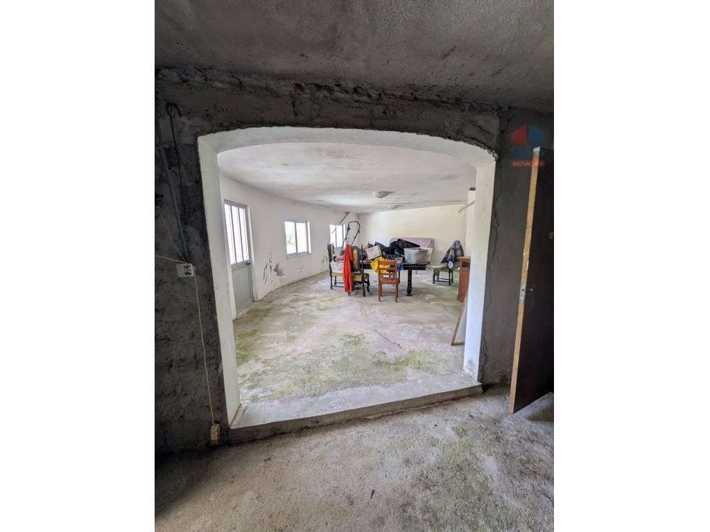 QUINTA COM MORADIA T3 PISCINA TERRENO E ANEXOS-41