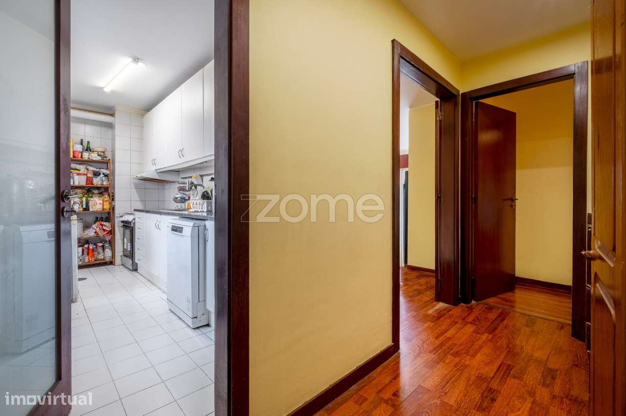 Apartamento T4 com lug. garagem e arrumos - Monte dos Burgos - Grande imagem: 4/26