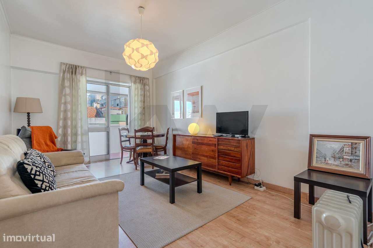 Luminoso Apartamento com Duas Frentes e Orientação Sul na Damaia – Pro-6