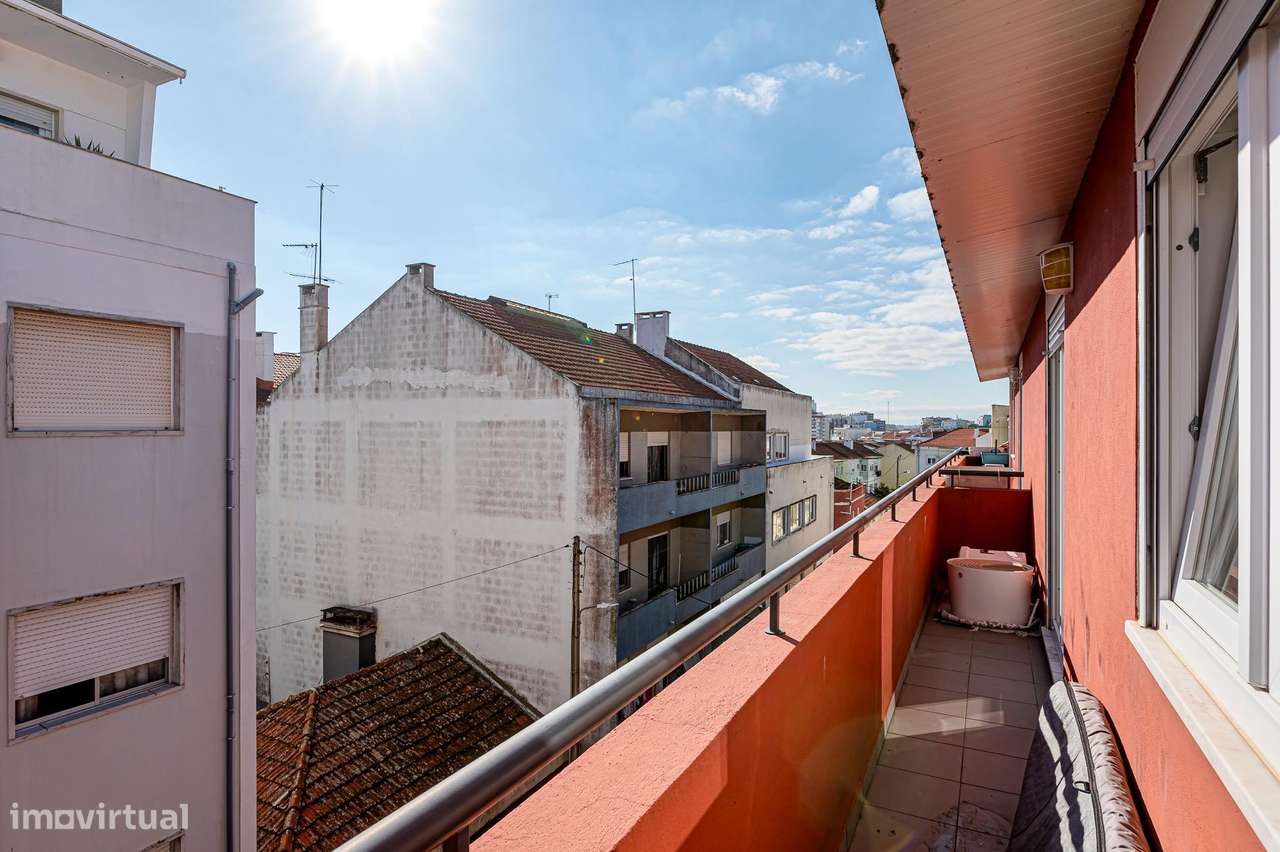 T2+1 Dúplex Remodelado com 4 Varandas e Vista Cristo Rei – Almada-28