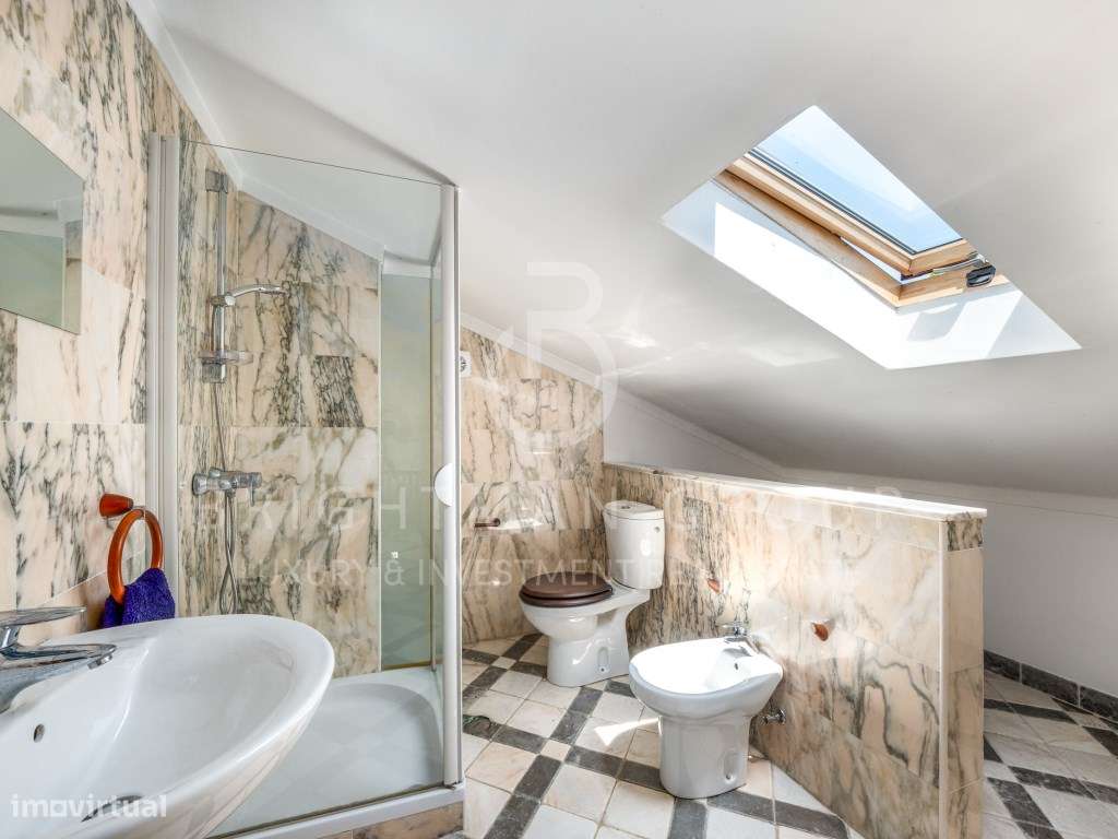 Moradia T5 com piscina em zona histórica da Parede-25