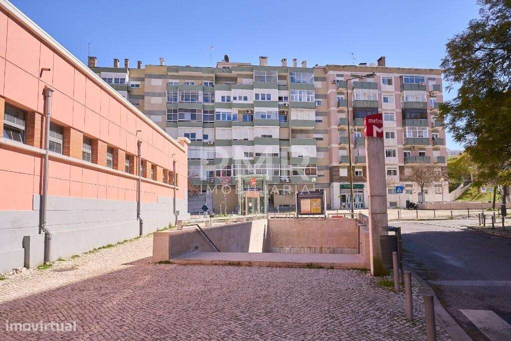 Apartamento T4 no Lumiar com estacionamento-12