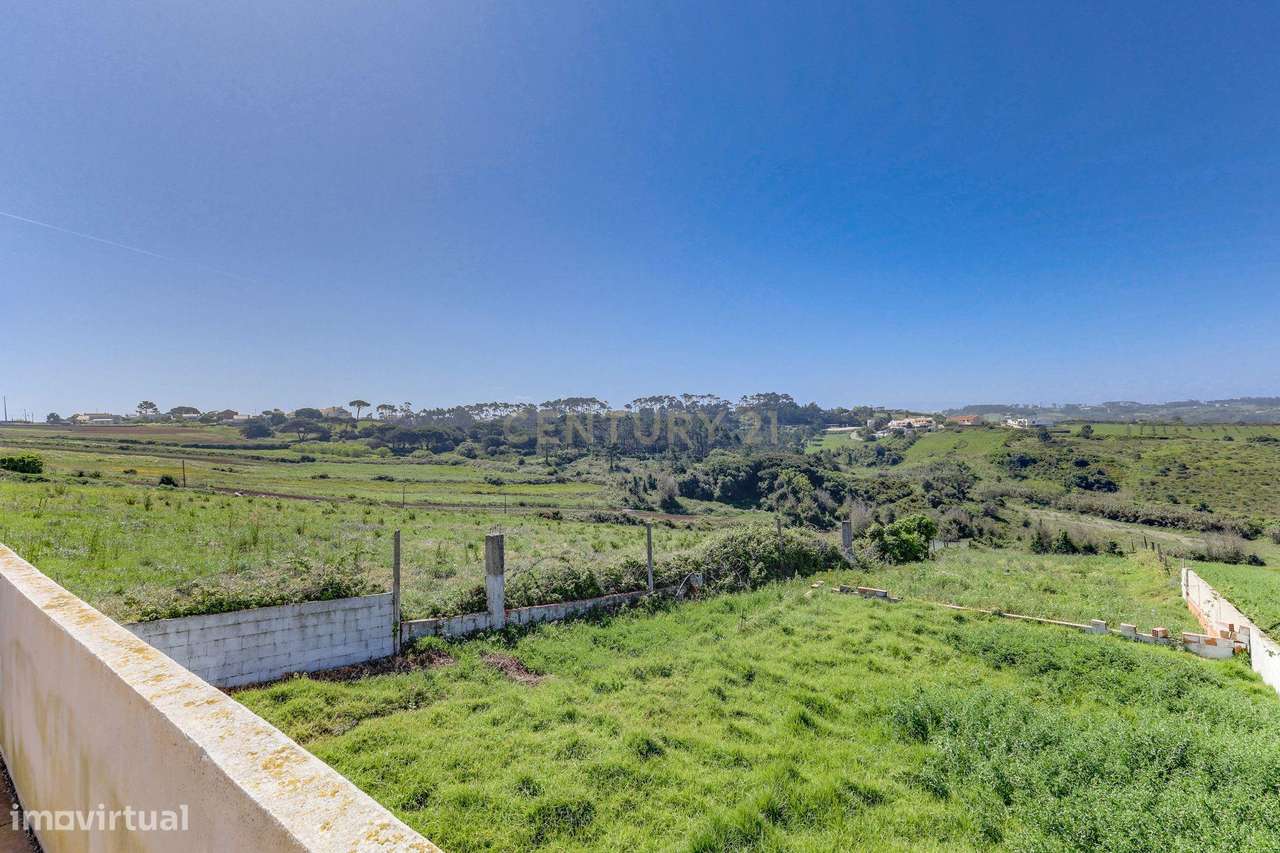 Moradia com Terreno Amplo e Vista Mar na Carvoeira-30