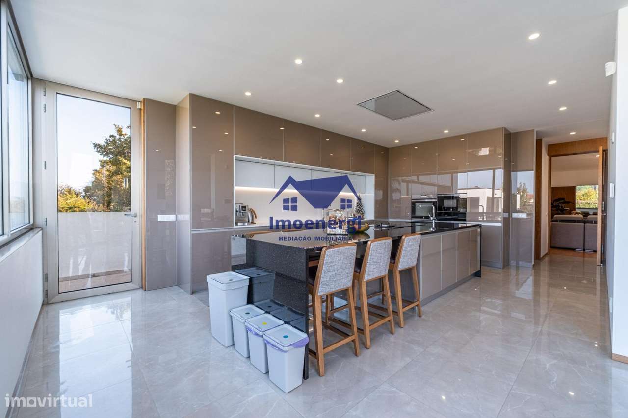 Excelente Moradia T4 de Luxo – 4 Frentes - Argivai-23