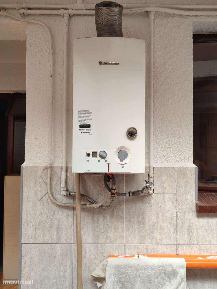 Moradia térrea com 4 frentes, garagem, anexos, jardim e bons acessos-35