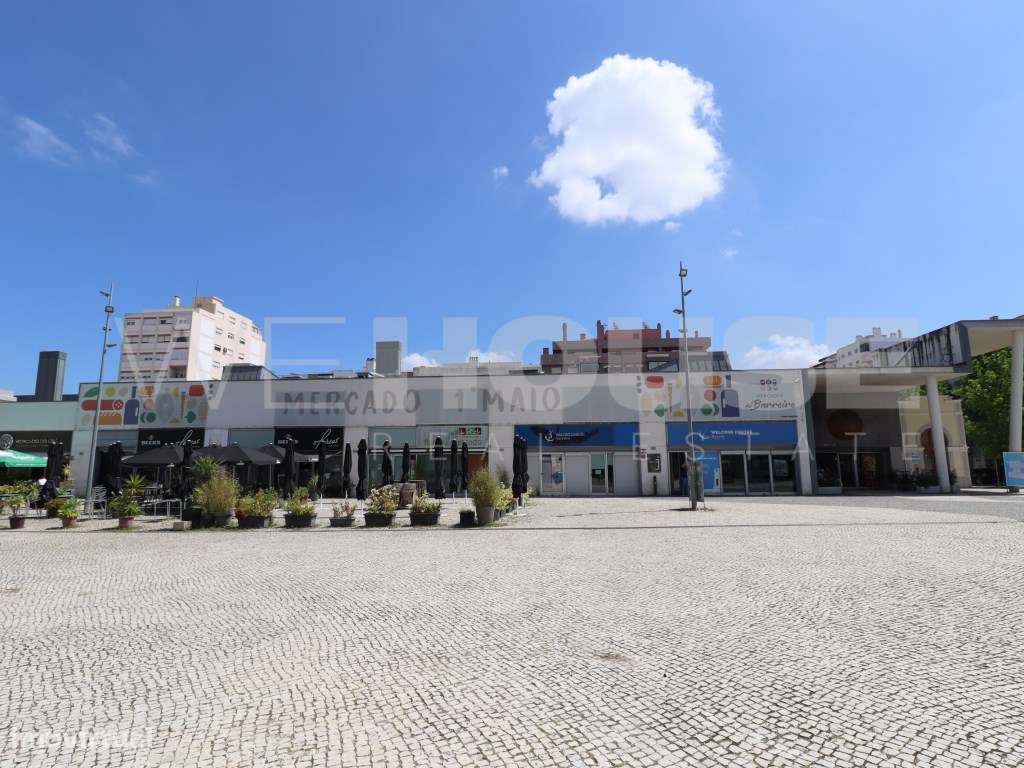 Prédio com 3 andares independentes no centro do Barreiro - frente a...-16