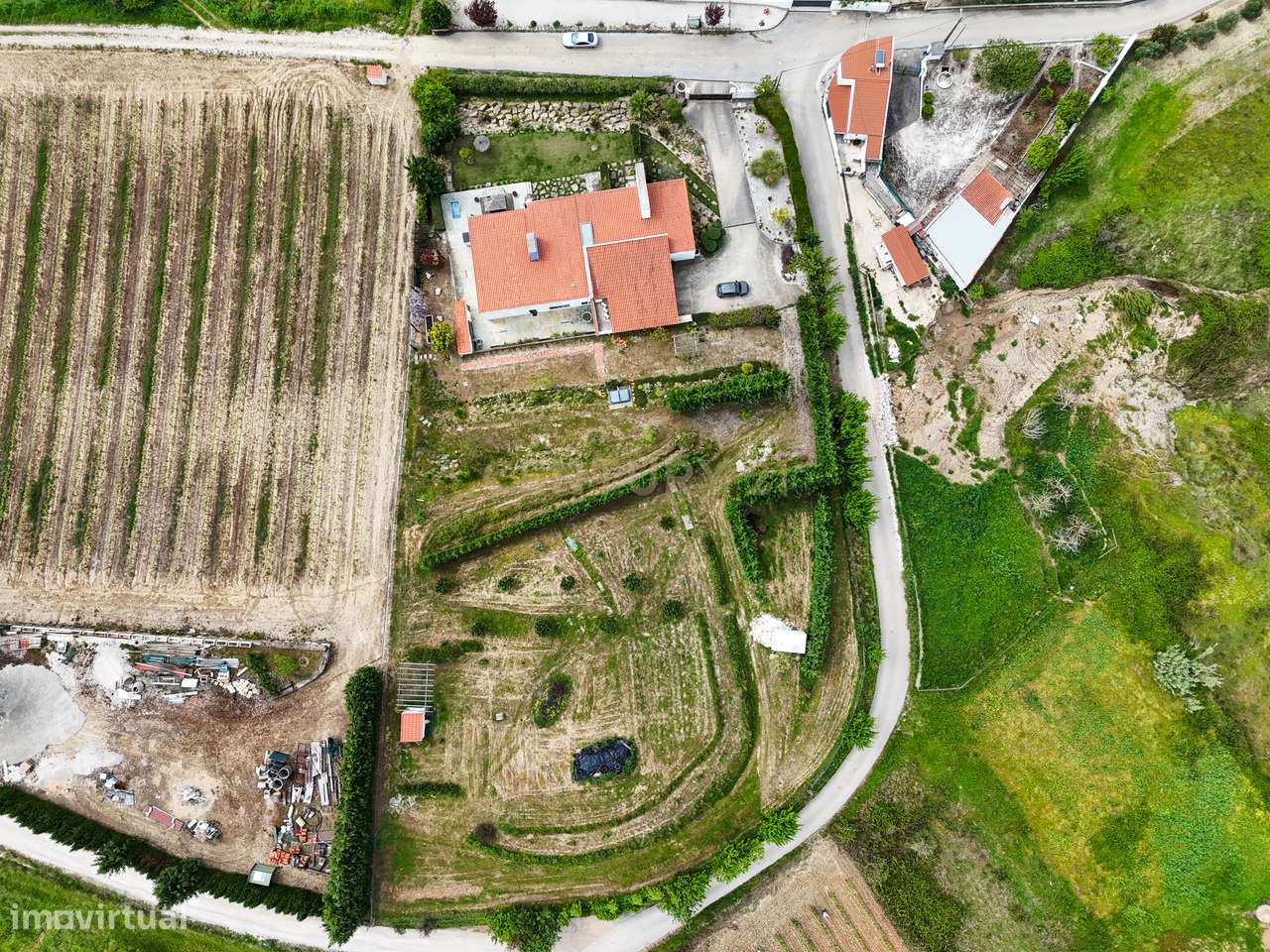 Quintinha T4 com edificação contemporânea no coração do Oeste, com ter-37