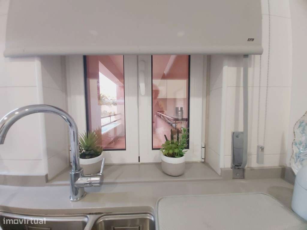 T2 remodelado em condomínio com piscina e campo de ténis-5