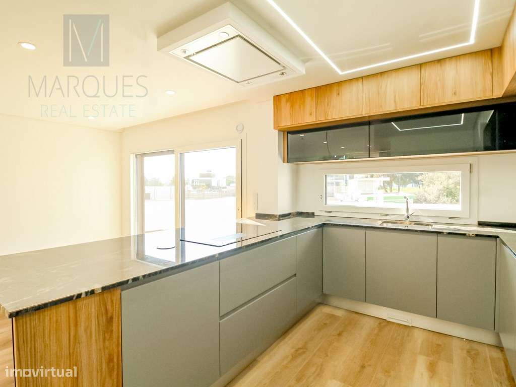 Moradia V4 com Garagem, Jardim e Piscina nas Quintinhas - Charneca ... - Grande imagem: 5/30