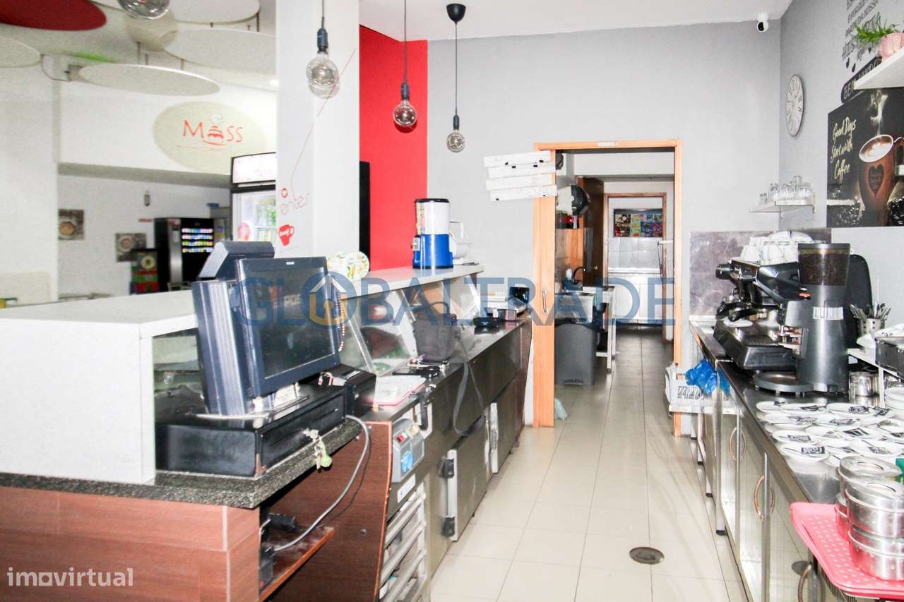 Trespasse de Confeitaria com espaço comercial equipado-12