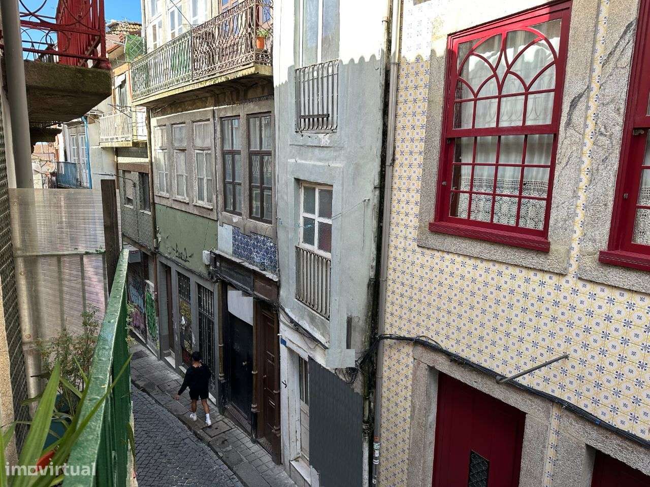 Prédio de 3 pisos para remodelação no centro histórico do Porto - Grande imagem: 2/23