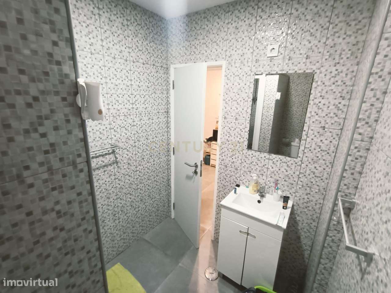 Loja de 103m2 dividida em 2 estúdios Habitação - T3 + T0 - Possibilida - Grande imagem: 4/10