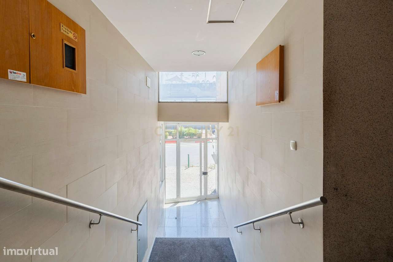 Apartamento T2/3  remodelado com excelente luminosidade e varanda fech-21