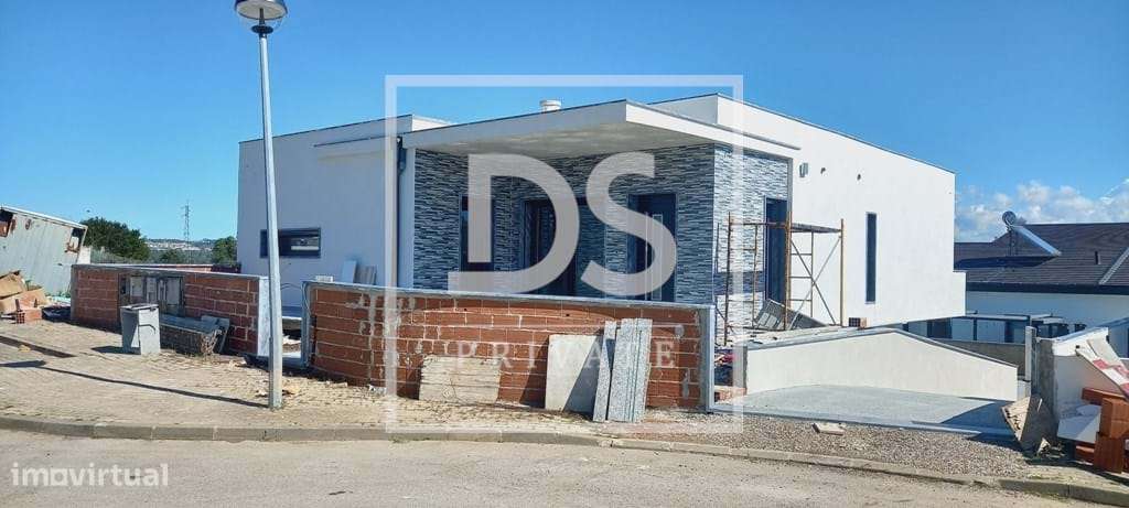 Moradia de arquitetura contemporânea com estacionamento - Grande imagem: 4/43