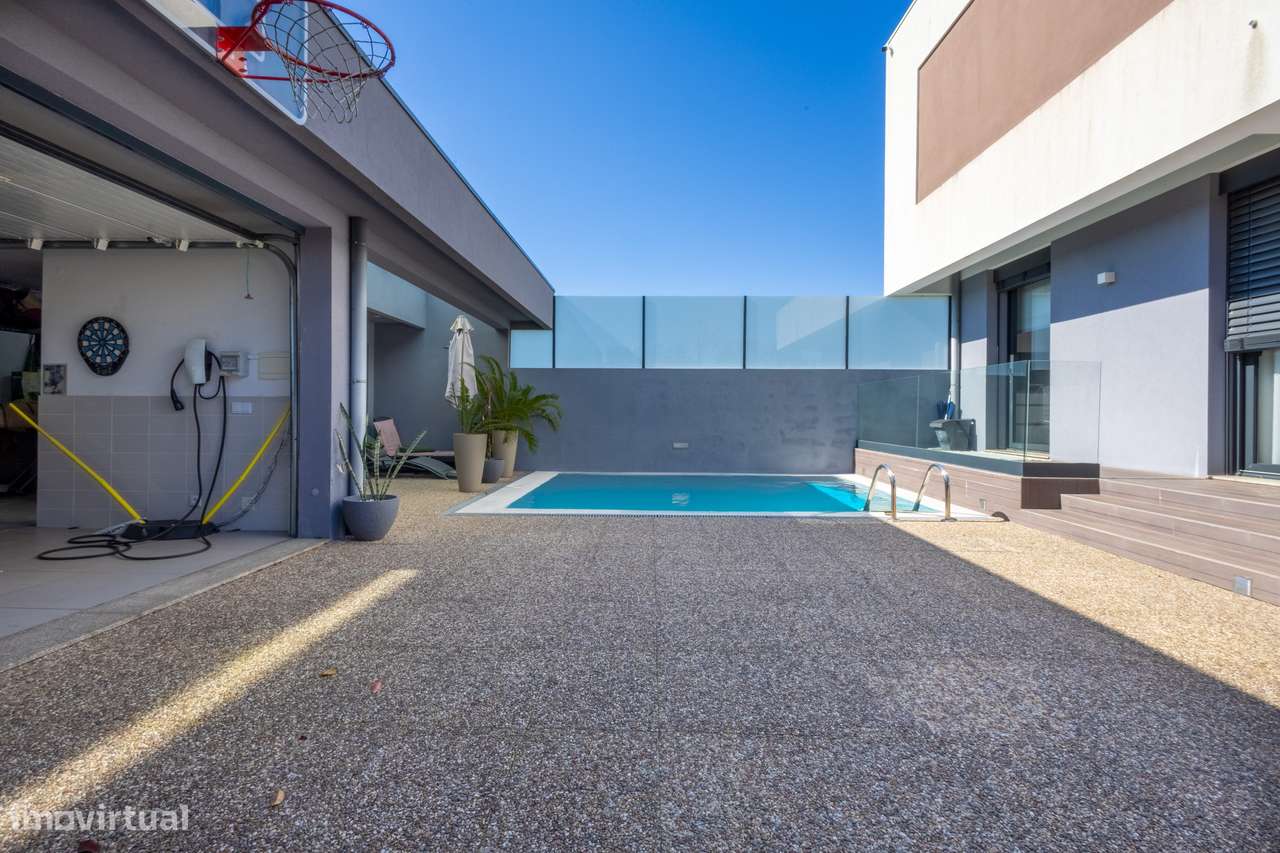 Excelente moradia moderna, local recatado com piscina-8