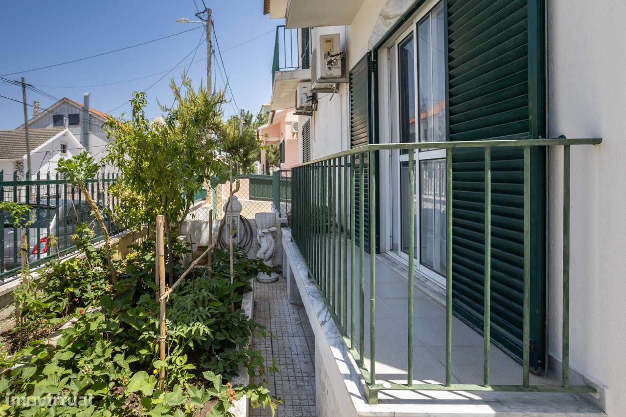 Moradia Geminada com Jardim, Cave e Garagem.-2