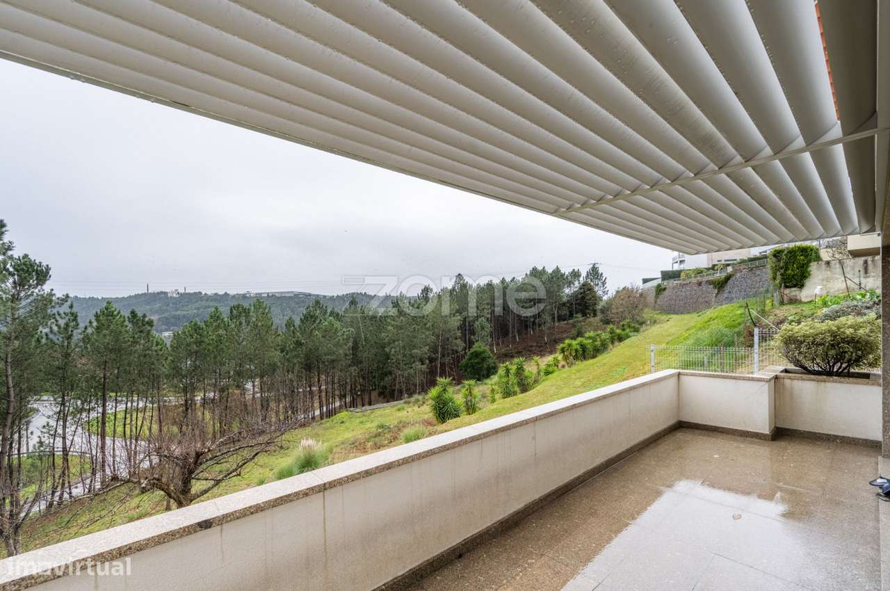 Moradia T3 c/Suítes e Piscina na Quinta das Luzes-15