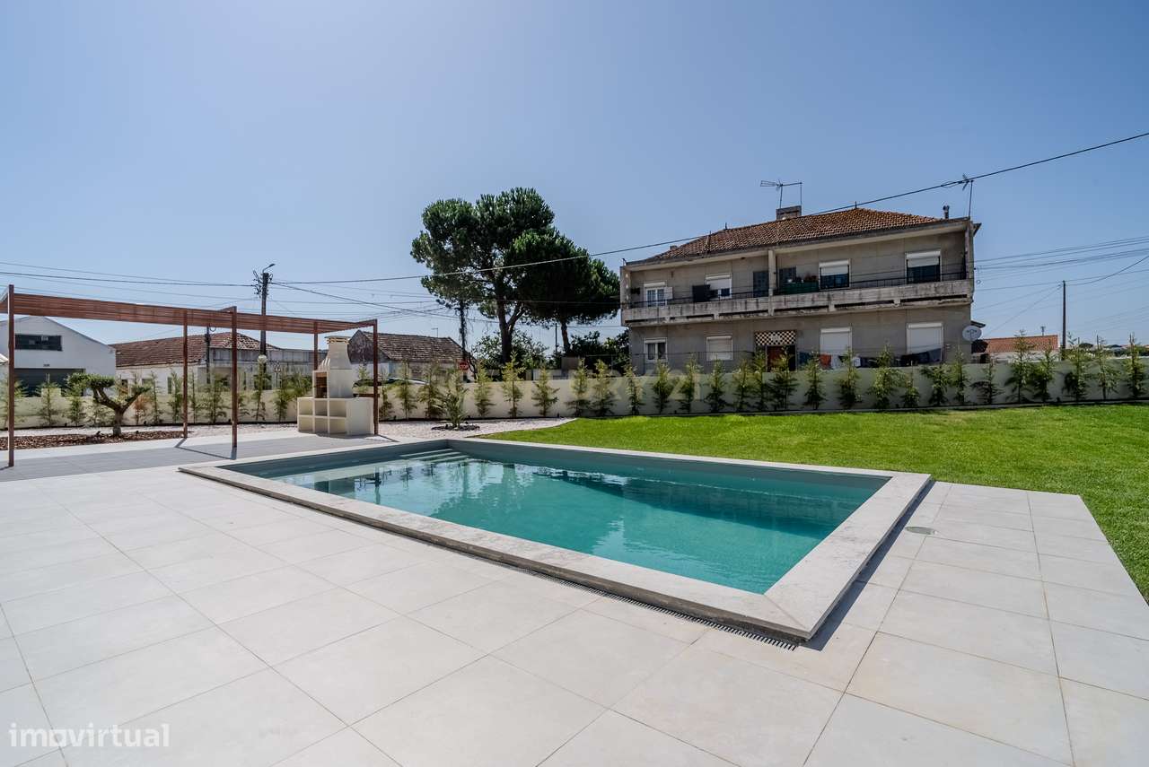 Moradia Térrea T4 totalmente renovada, com piscina, espaço exterior e-33