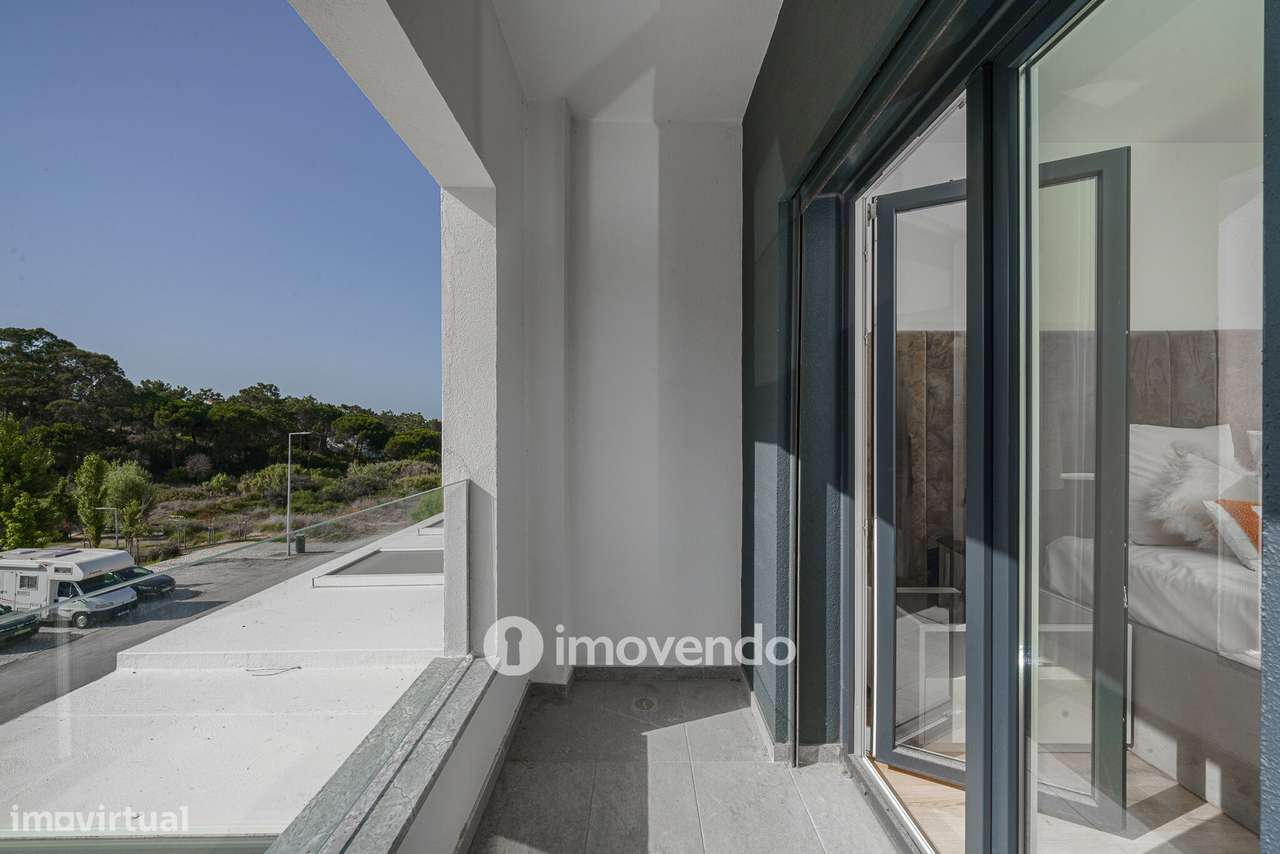 Moradia T3+1 moderna, com piscina e garagem, na Caparica-27