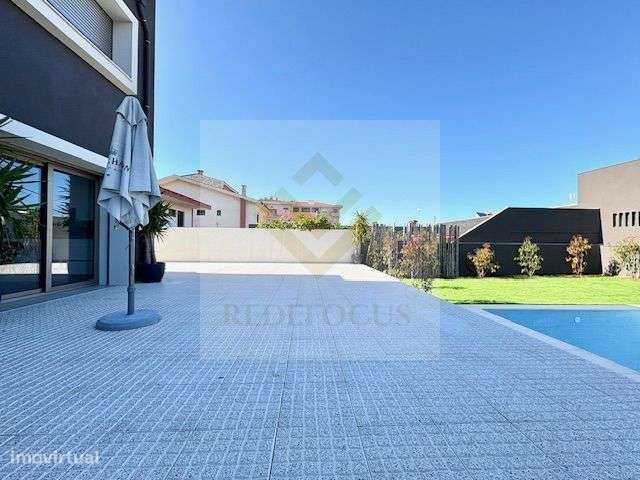 Moradia T4 de Luxo com Piscina e Jardim em Esmoriz-49