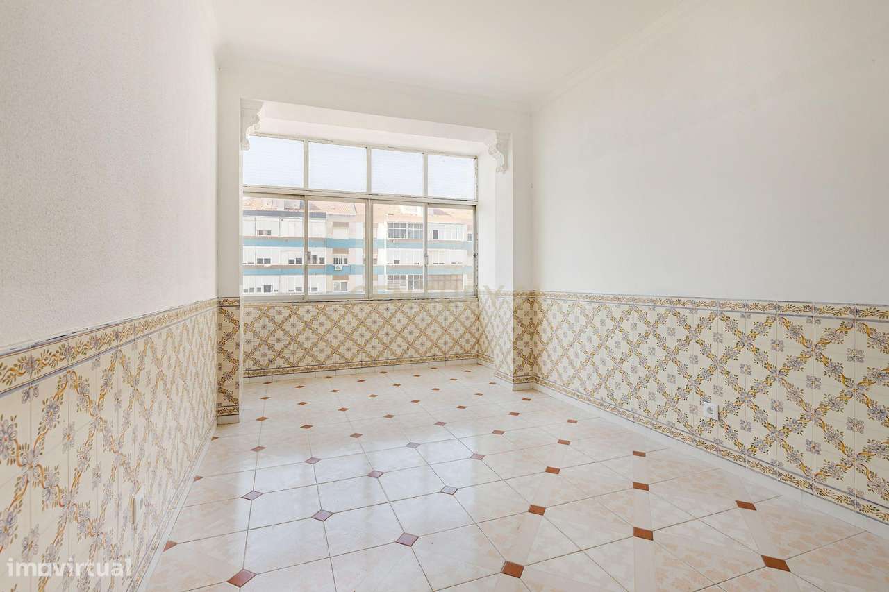 T2 com Varanda Generosa – Em Frente à Estação da Damaia! Oportunidade - Grande imagem: 5/25