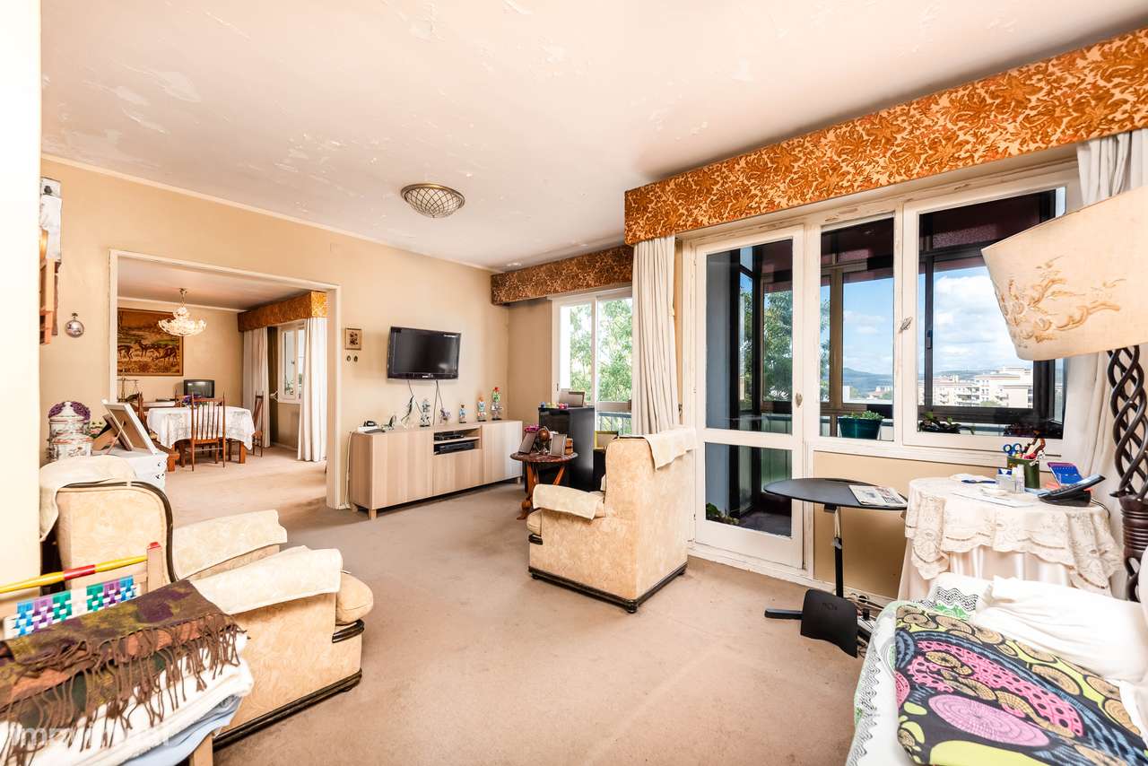 Apartamento T7 com 3 casas de banho e varandas | ou T4 + T3-21
