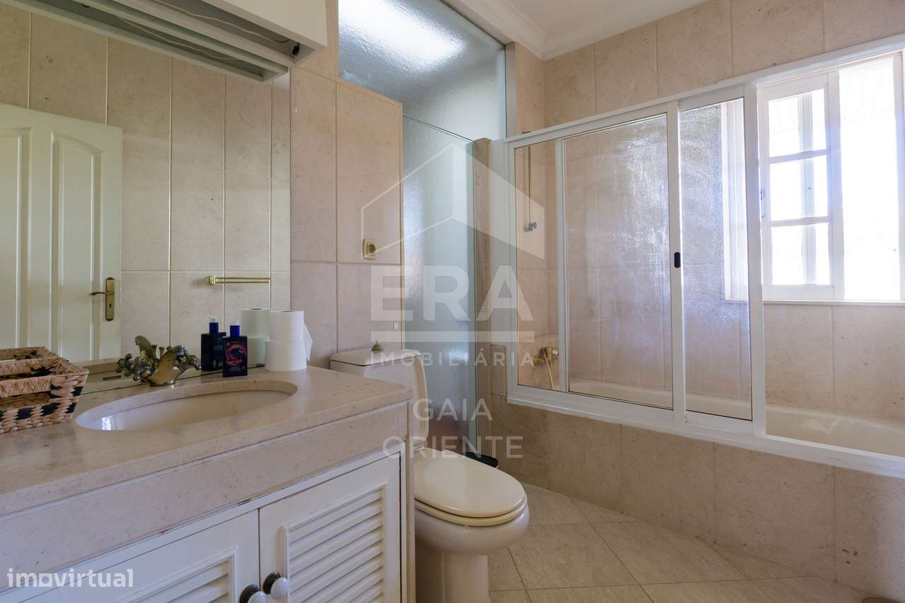 Moradia T8 com jardim e piscinas em Miramar-31