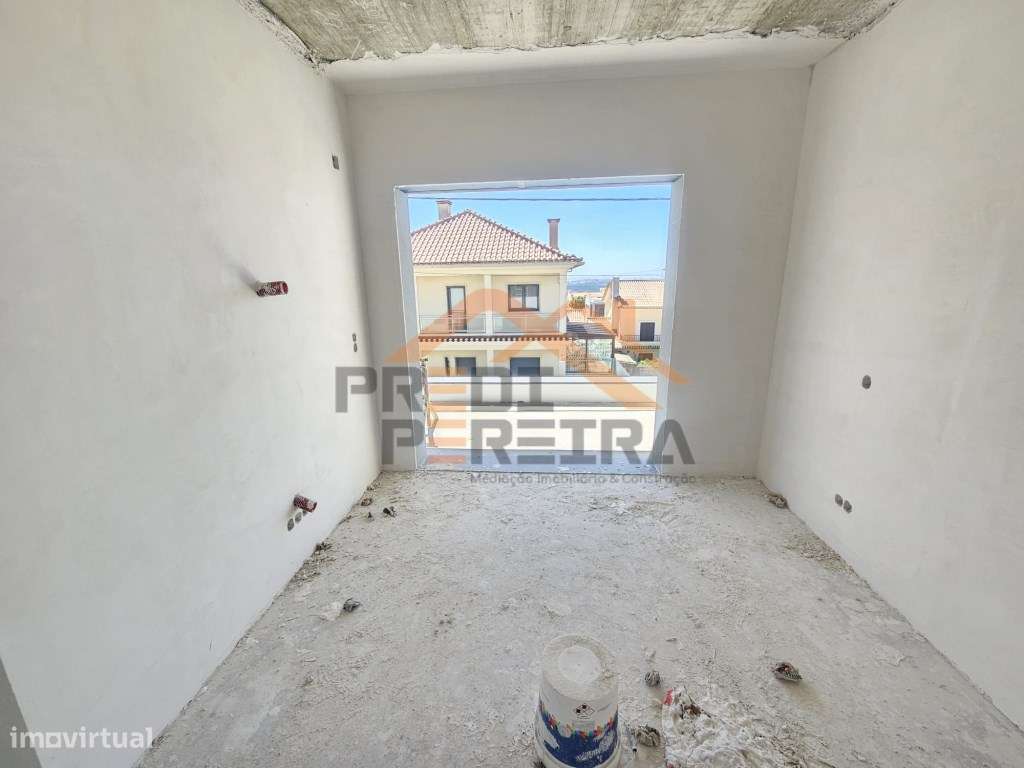 Moradia T4 em fase de construção, situada no Bairro Casal São Sebas...-13