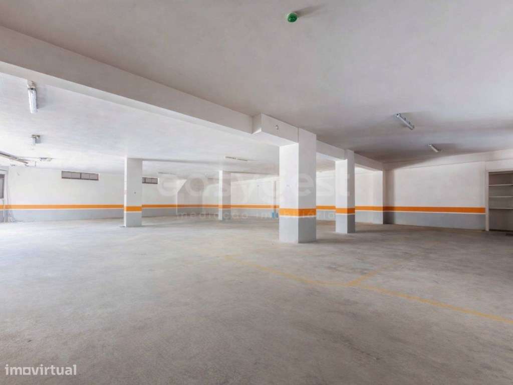 T2 Colinas do Cruzeiro com garagem para mais de 20 carros e terraço...-0