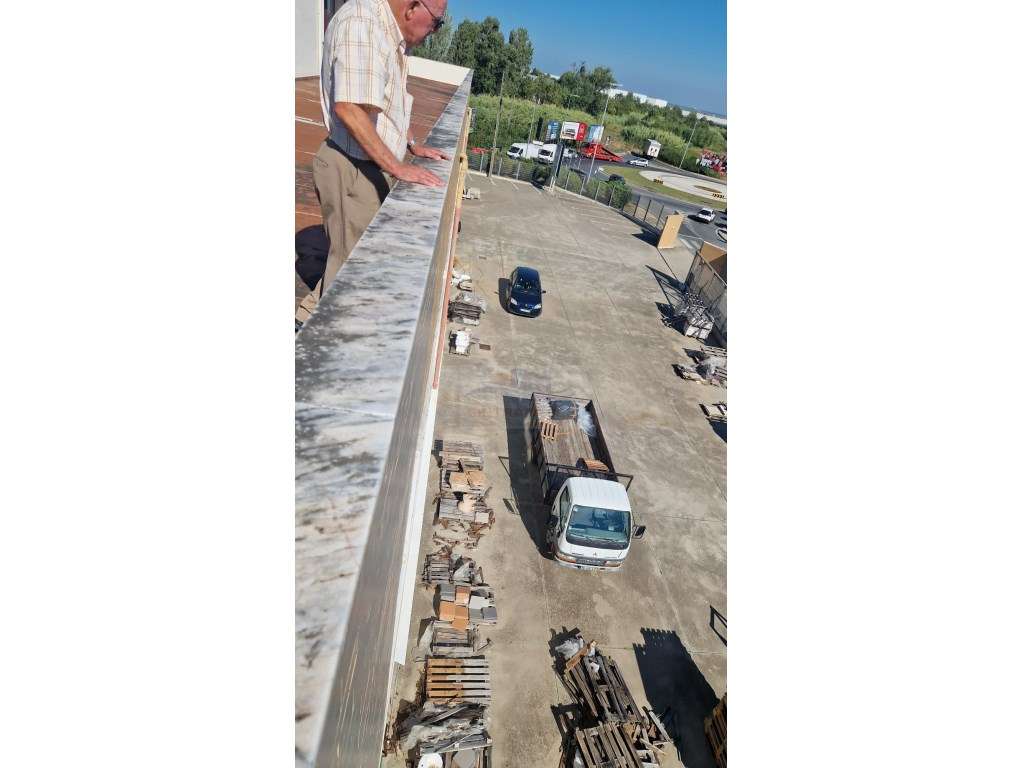 Vende-se Edificio Comercial de alto nível com 3 pisos na Estrada Na... - Grande imagem: 5/34