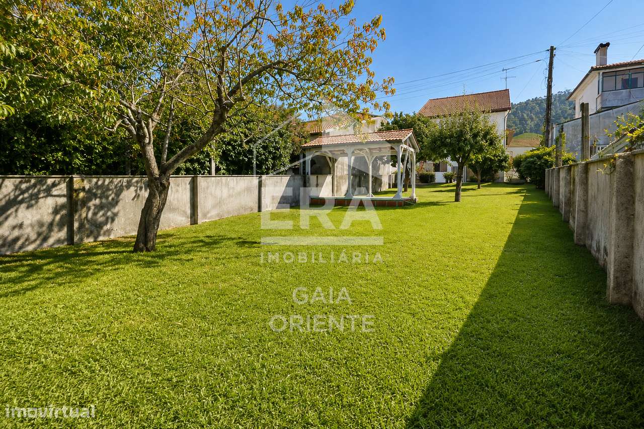 Moradia T4 Com Jardim e Garagem-1