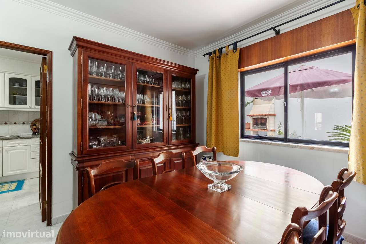 Apartamento T2 c/ 2 Lugares de Estacionamento e Terraço c/ 30m2 em Mem-22