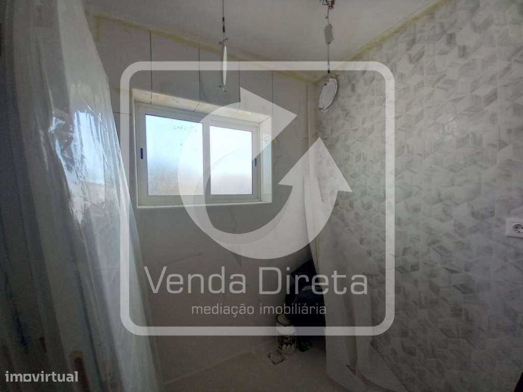 Apartamento T4 remodelado no Laranjeiro-14