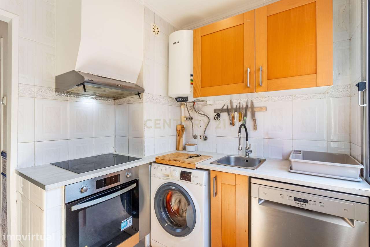 Apartamento T2 com vista desafogada em Santo António dos Cavaleiros-6