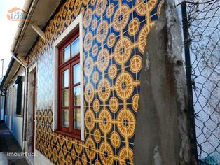 Oportunidade Única! Casa Histórica para Renovação em Rio Tinto