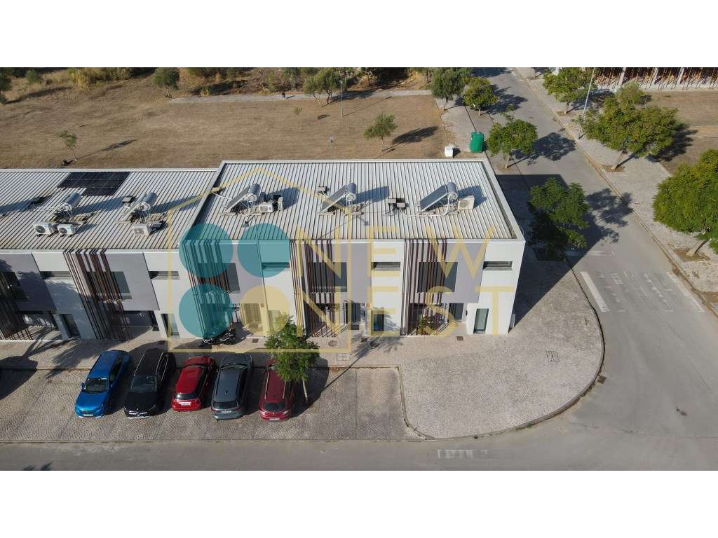 Moradia T3+1 em Banda como Nova com pátio e Vista Castelo de Palmel...-56