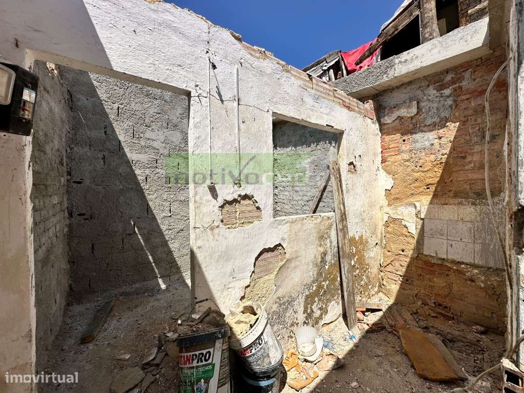 Prédio Devoluto com Grande Potencial de Reabilitação no Bairro da S...-21