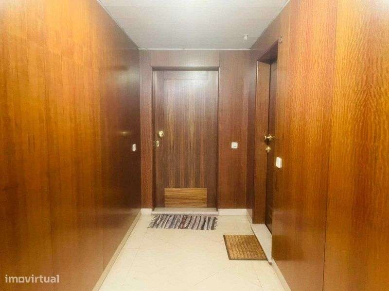 T2 suíte, lugar de garagem e arrumos- Edifício  - Pinheiro Manso - Grande imagem: 3/12