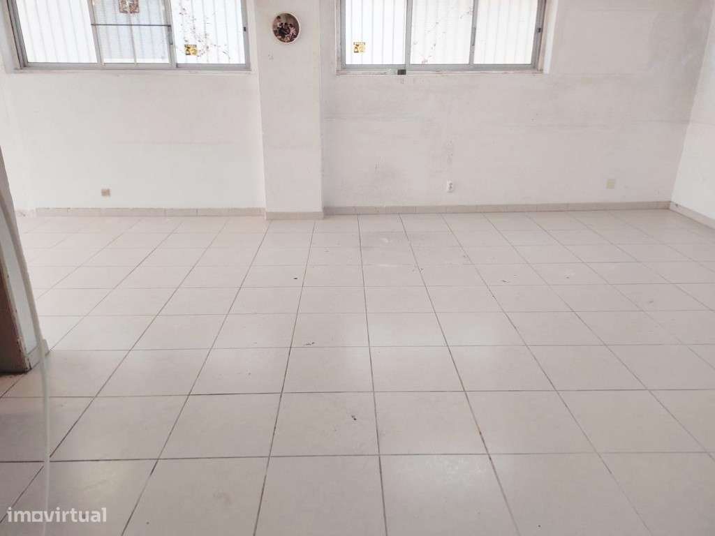 Espaço versátil com 125 m²: ideal para habitação ou serviços-8