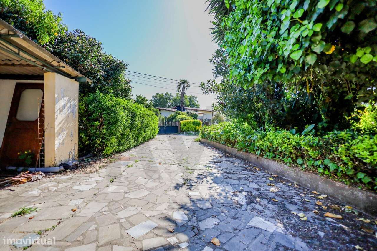 Moradia com 1451m2 de Terreno e Elevado Potencial de Valorização em Sã-42