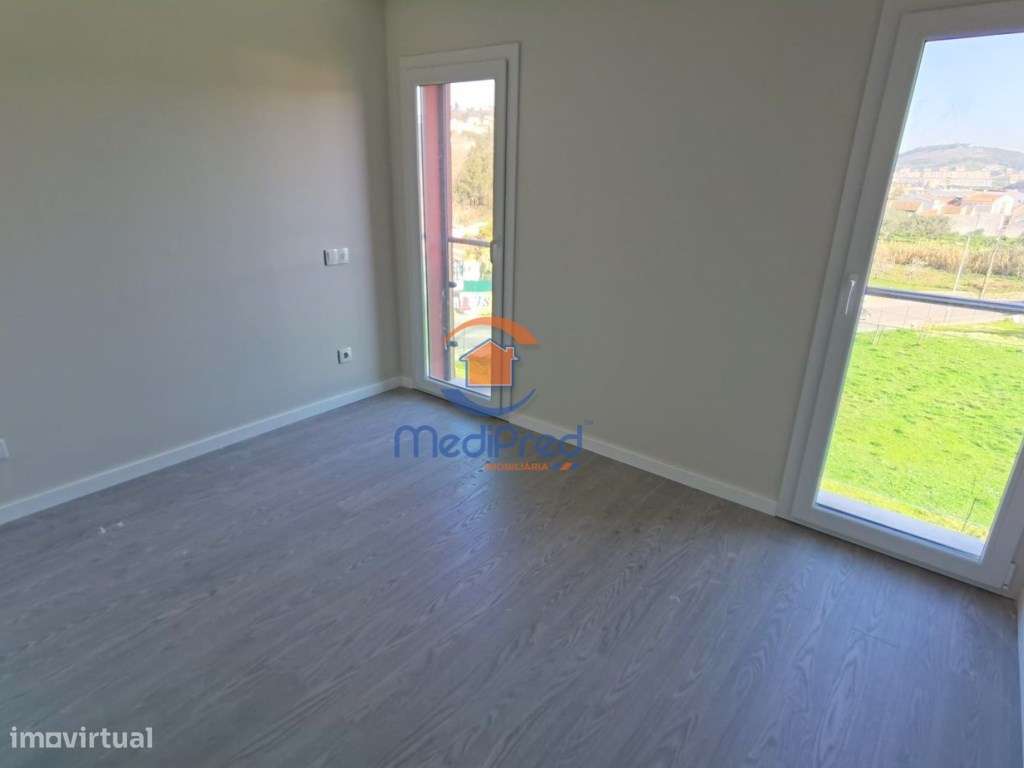 Apartamento T2, em condomínio privado, com BOX | Loures-17
