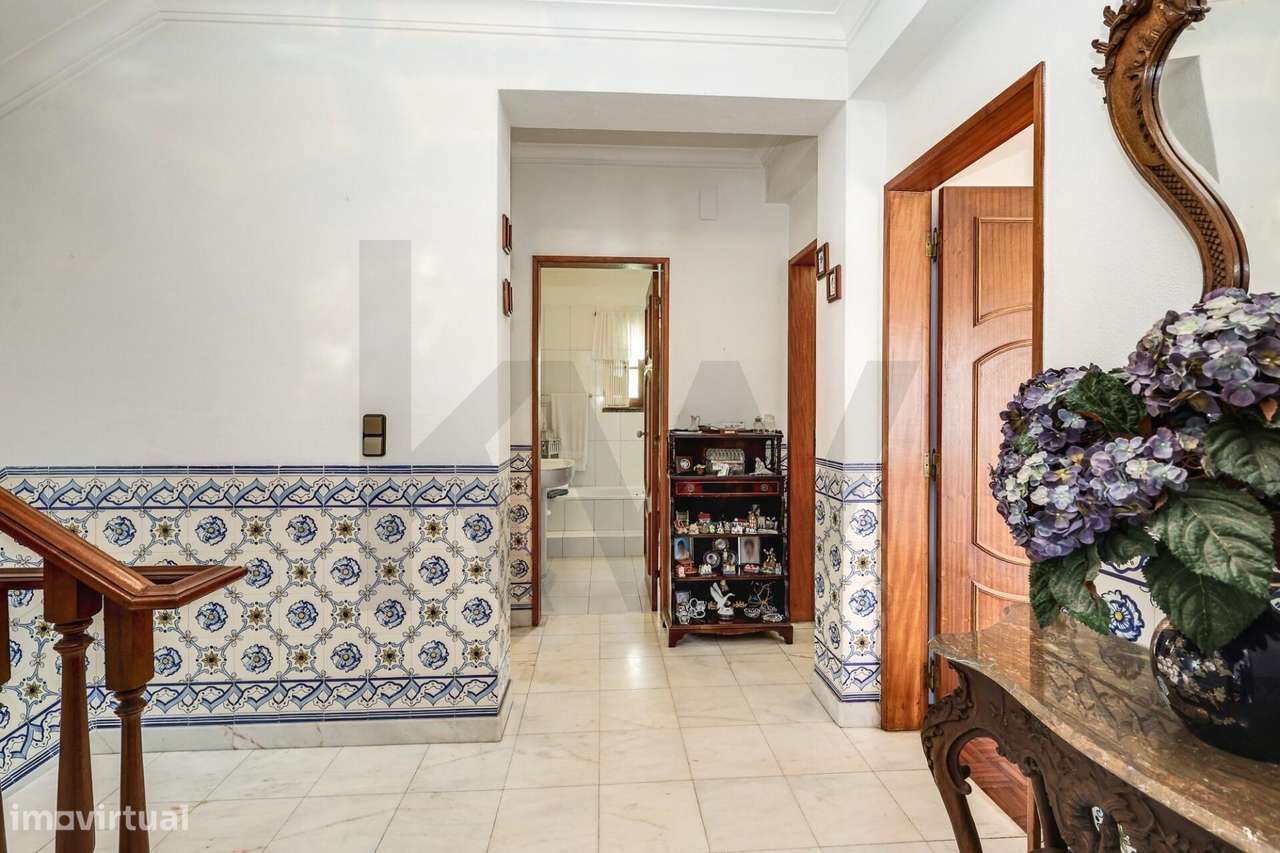Moradia T6 em Sintra com jardim, garagem e vista de mar ao fundo-14